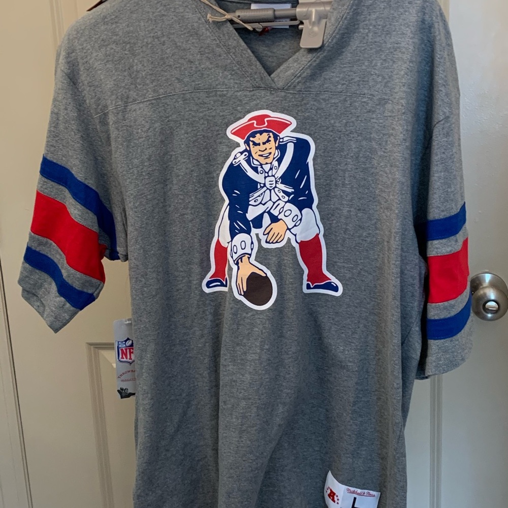NWT Mitchell & Ness NE Patriots Post Season Run V-Neck T-Shirt (L)
